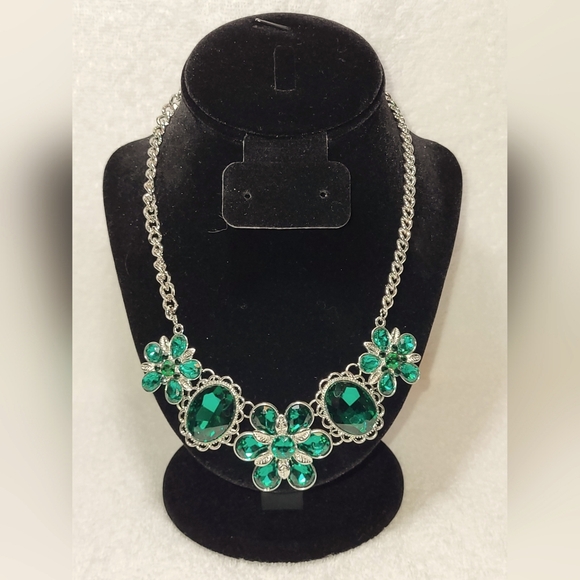 CATO Emerald Jeweled Statement Necklace - Picture 4 of 9